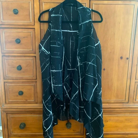 Chic waterfall black and white vest, one size - Picture 1 of 4